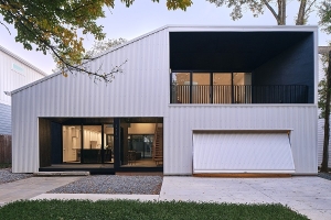 picture of the front of the house, Steel Louise, designed by Marc Manack