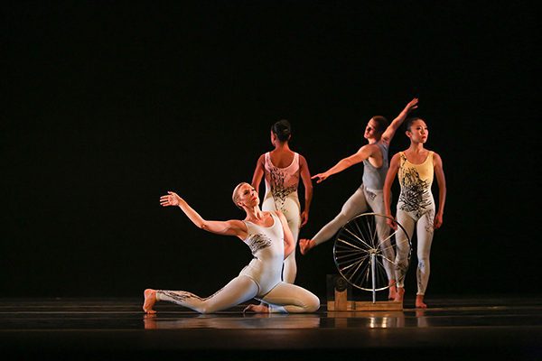 Tracer performed by dancers
