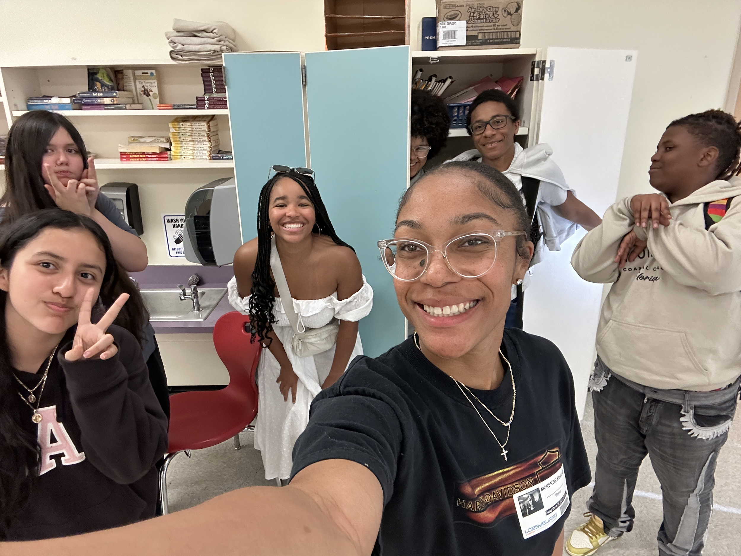 Art student McKenzie Edmund taking a selfie with Lorien Arts students.
