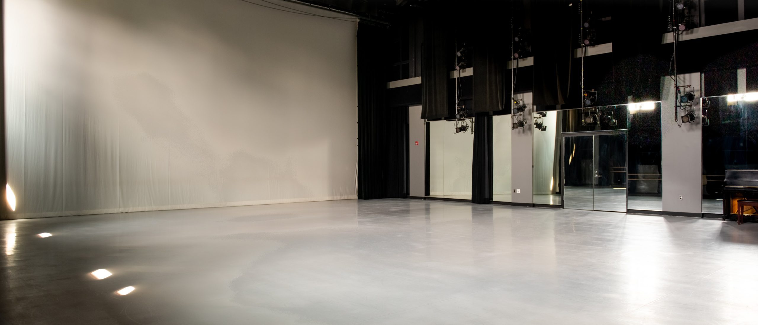 Empty studio, Robinson 118