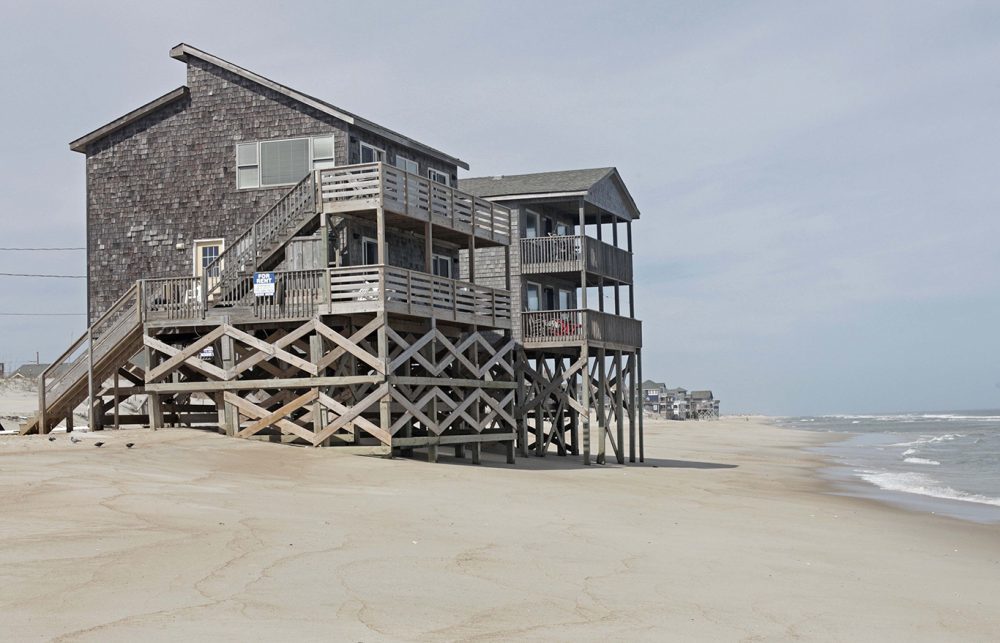 Still from video, Like shishmaref, show abandonned house on the Outer Banks.