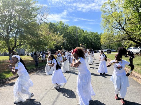 The Lavagem Festival parade of dancers in white clothing