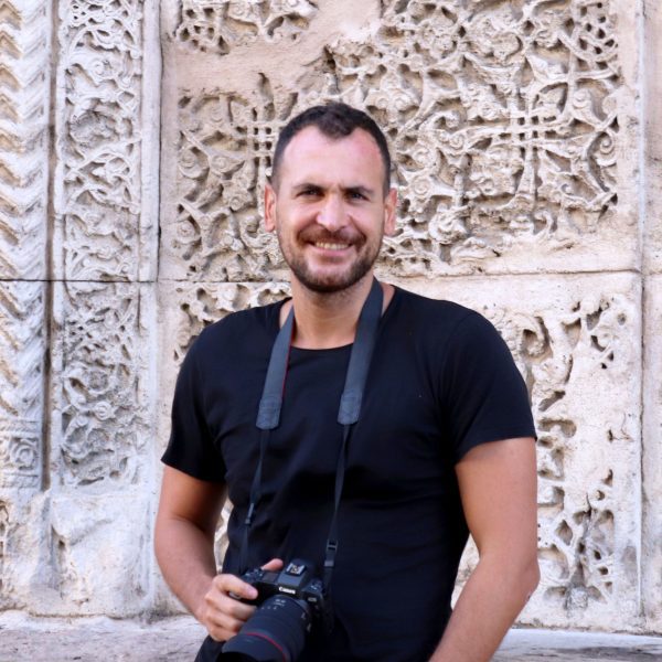 Picture of Sabri Gökmen with a camera